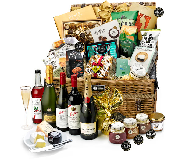 Clarence Hamper With Moët Champagne